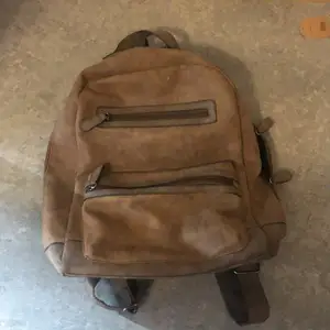 Barely used backpack bought in USA. It has a large volume takes quite a bit of stuff, suitable for a short weekend trips or for daily usage 