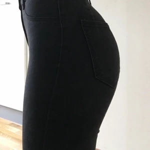 Svarta Zara jeans - Superrrr fina ljussvarta högmidjade jeans från Zara. Jeansen är i god skick och bara använts ett par gånger. Jeansen är i strl 34/XS men passar lika bra för en strl S!! Nypris ~200
