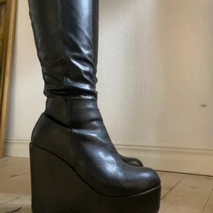 Platå skor storlek 40 - Nya platå skor från shein. Testade men inte använda ute original pris 359kr 