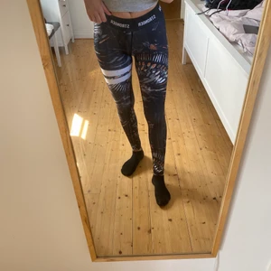 Träningstights Stronger - Fina träningstights från Stronger. Lite mer använda än de förra men ändå i väldigt gott skick. Kan skickas mot att du står för frakten!