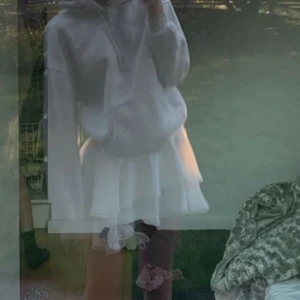 Vit Volangkjol - Supersöt volangkjol❤️❤️ Köpt på plick för 215kr. Fraktar eller möts i Sthlm/Nacka!! Buda❤️❤️