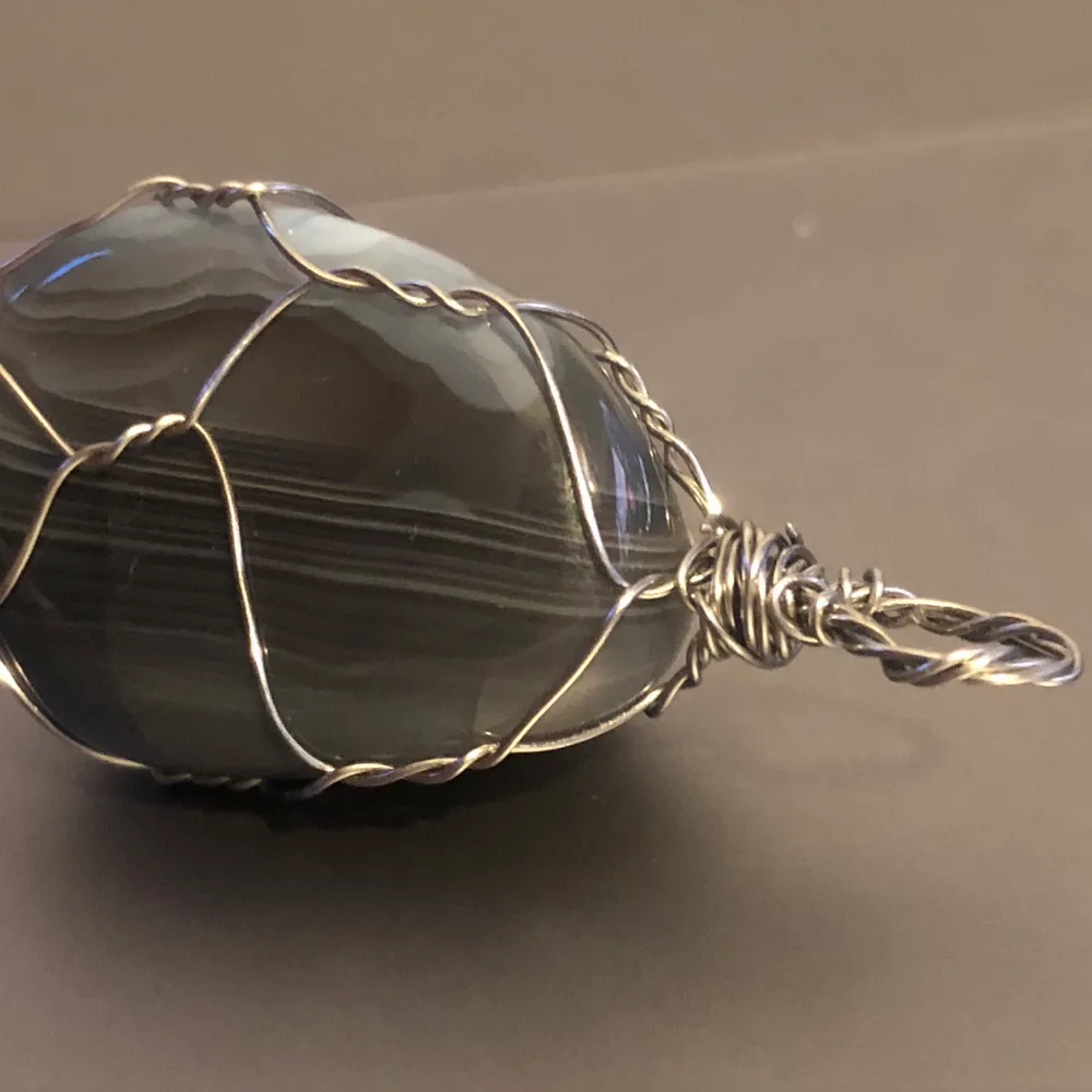 Vackert agat hängsmycke invirat i rostfri stråltråd. Stenen är från Botswana och är grå och svart i färg. Smycket är handgjort och oanvändt💕 Köparen står för frakten (12kr), skriv vid intresse✨. Accessoarer.