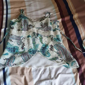 Super fin monstrar satin topps - Säljer min söt summer satin monstrar topps som är i mycket bra skick  och har glitter på neck.passar s_m. Då stk är L men den är mycket lite I stk. Matcherar till allt. Finns fler bilder 