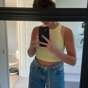 Kedjebälte  - Säljer detta super coola kedjebälte från veromoda. Köpte för 200kr och säljer för 70kr. Bältet är som nytt och nästan oanvänt. Bältet passar på alla då det går att skystera 