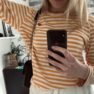 Comme des garçons play  - Lägger ut denna igen! Säljer min superfina CDG tröja som är köpt i butiken i Berlin. Kvitto och påse finns kvar och ingår. I nyskick. Storlek M i herrmodell och sitter snyggt oversized på mig som i vanliga fall har typ S. Frakt tillkommer på 60kr💘💘 (Spårbart) Nypris 1800kr