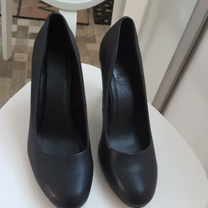 Svarta klackskor stl 40 - Svarta klackskor med mellanhög klack. Använda några få gånger med en liten repa. Bra passform vid hälarna. Lite stora för sin storlek. 120 kr. Swish är en möjlighet
