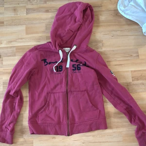 Hoodie från Bondelid - Jätte fin och skön Hoodie från Bondelid. Något tunnare typ av Hoodie som har en jätte fin mörk rosa färg! Inte använd alls mycket! Strl XS men skulle säga att den passar S också!