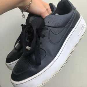 Nike air force Sage low  - Säljer mina snygga Nike air force sage pga att de inte kommit till användning särskilt mycket. Skorna är i storlek 38.5, i superbra skick, och passar bra till det mesta🥰 ord pris: 1199 kr (Frakten är ej inkluderad)
