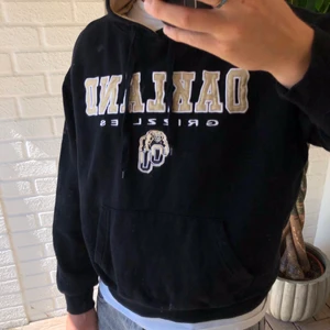 Vintage Hoodie - Vintage Hoodie. Person på bilden är 189cm lång, hör av dig om du har några frågor eller vill ha fler bilder/mått på plagget ✌🏼