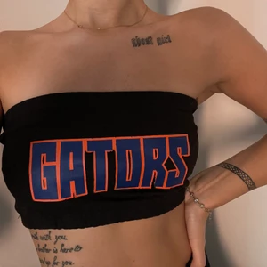 bandeau topt - Säljer denna coola topp jag köpt i Spanien. Funkar på XS, S och M. Fraktkostnad tillkommer🦋