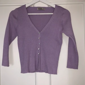 Söt kofta - Supersöt kofta från stradivarius💜 inte mycket använd💜 pastellila💜 passar XS-M💜 70kr + frakt.