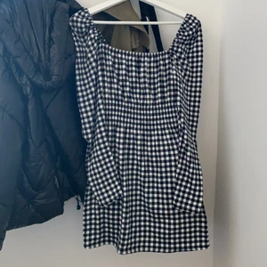 Rutig klänning  - Hej säljer min rutiga klänning från hm!💕 säljs pågrund av ingen användning, mer info dm❤️