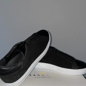 Sandays Black Mockaskor - Sandays Black mockaskor till salu! 2000 sek, nypris 2200. Strl: 44. Skorna är helt oanvända, har inte ens provat dem så skambud undanbedes, kvitto finns! 