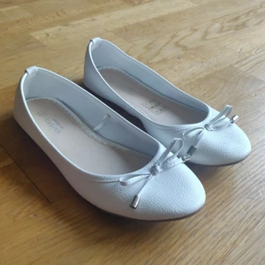 Ballerinaskor - Supersöta ballerinaskor som knappt använts pga att de är lite för små för mig.                                                        Köparen står för eventuell frakt 😊