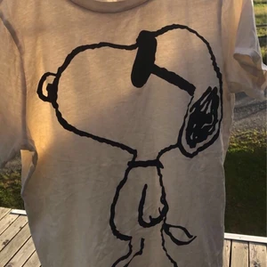 Snobben T-shirt  - en vit t-shirt med den kända seriefiguren snobben på🐶 använt fåtal gånger(4-5) och mycket bra skick! 25kr+50kr frakt💕