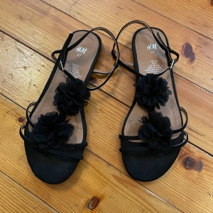 Sandaletter i storlek i storlek 37 - Jättefina nu på sommaren! 🌸