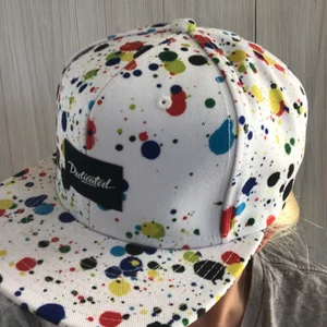 Dedicated keps - En keps från dedicated, kostade mellan 300-400 om jag minns rätt, säljer den dock för 60 kr trots att den är helt oanvänd! Ska försöka få ner fraktkostnaden vid intresse men räknar med att det kan kosta 51 kr. Det är bara att höra av dig om du är intresserad eller undrar något, jag svarar mer än gärna! 