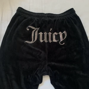 Juicy Couture mjukisbyxor strl XS - Säljer ett par superfina Juicy Couture mjukisbyxor som jag köpte på Plick. Säljer byxorna igen eftersom de är för stora för mig. Byxorna är verkligen i nyskick så alla paljetter sitter kvar, denna modellen på byxorna har ingen ”flare” utan dessa har mudd längst ner. Säljer de för 600kr inklusive frakt 