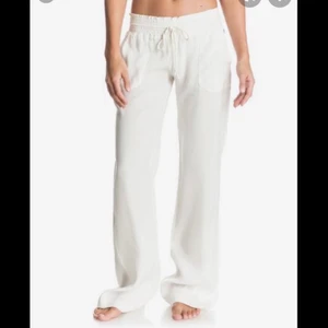 Vita linnebyxor  - Superfina vita linnebyxor från Roxy. Helt nya med lapp kvar, säljes pga för korta för mig :( innerbenslängden är 80 cm, lågmidjade☀️