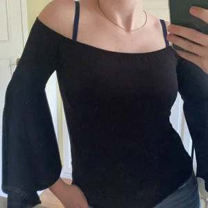 Ginatricot fest volang topp - Säljer denna tröja som är köpt på Gina för länge sedan. Har använt den typ max 2 gånger. Då jag inte har någon användning för den längre. Storlek XS men passar S också! Köparen står för frakt. 💗