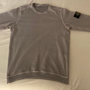 Stone Island Garment dyed Sweatshirt - Nyskick! Använd en gång, tvättad en gång. Storlek L (liten i storleken) kulör: varmgrå. Köparen står för frakten! 