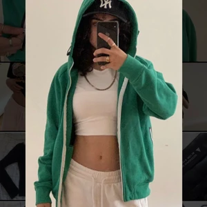 SNYGG OXIDE KOFTA - En jättesnygg grön kofta!                                            Tjejen på bilden brukar ha S/M i storlek på sina koftor men denna är i storlek XXL för att då en snygg oversized look.