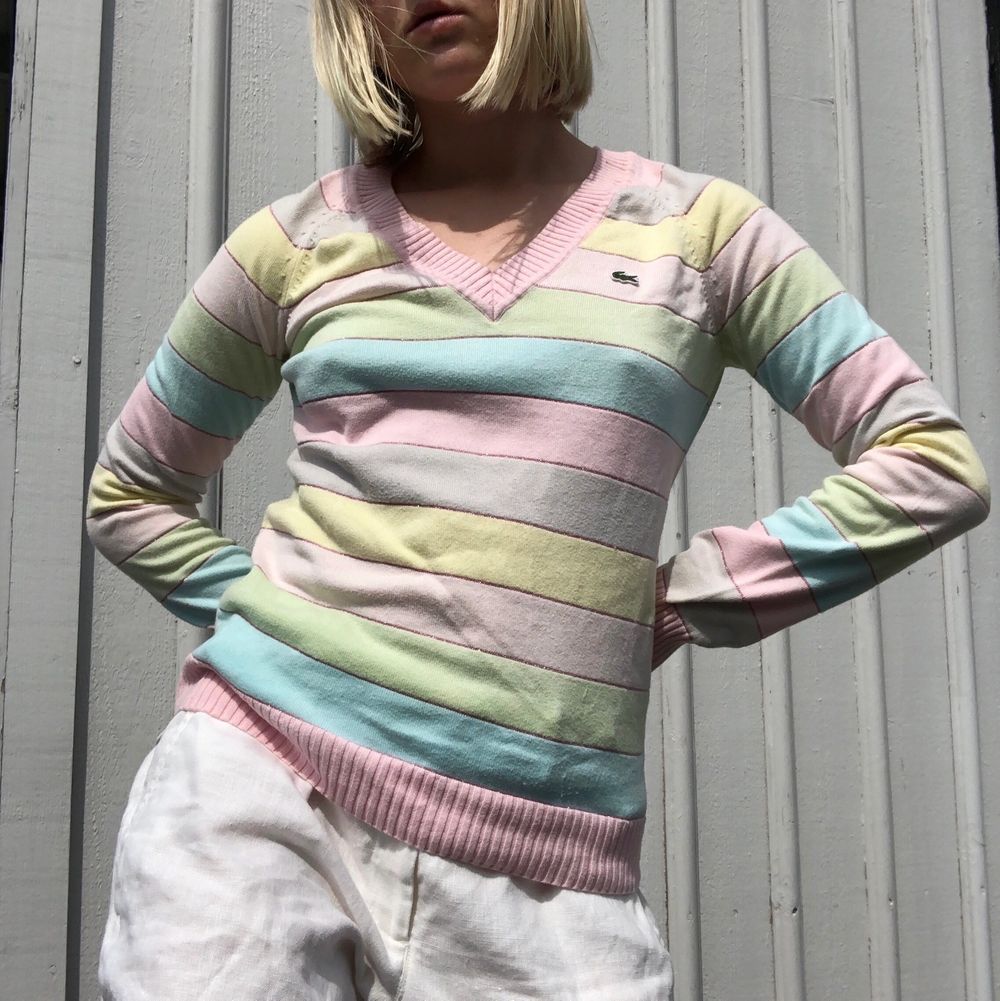 V-neck pullover från Lacoste i pastelliga färger. Strl 36. Notera att strecken mellan färgblocken är glittriga. Finns en liten fläck på ena armen som ej gick bort i vanlig maskintvätt. Kanske går med fläckborttagning. 💫 +frakt 59 kr 💫 Se även mina andra annonser, jag samfraktar gärna 💫. Tröjor & Koftor.