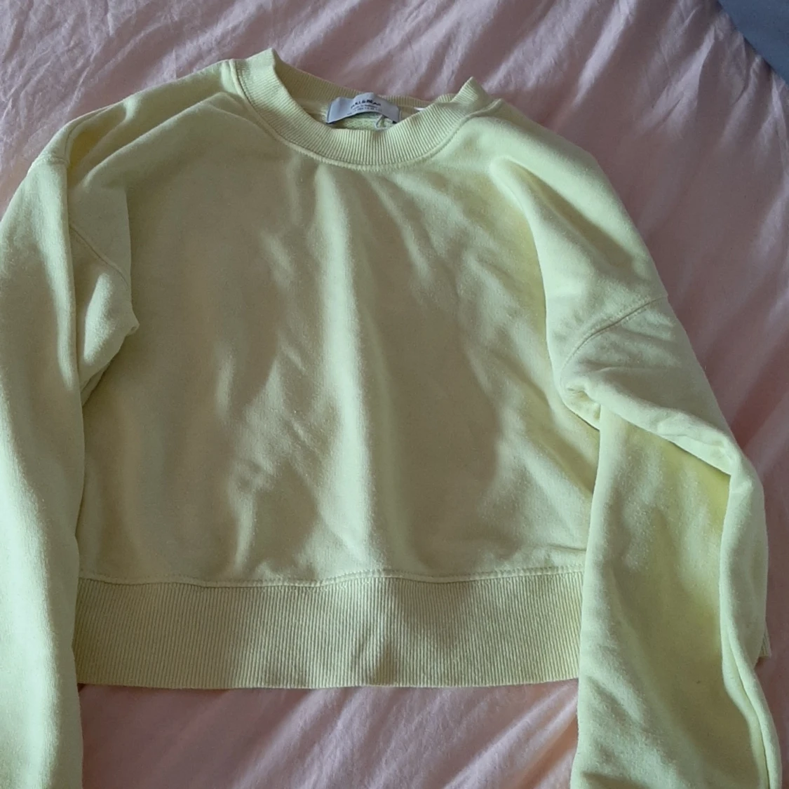 En gul vanlig swtshirt från pull and bear. 