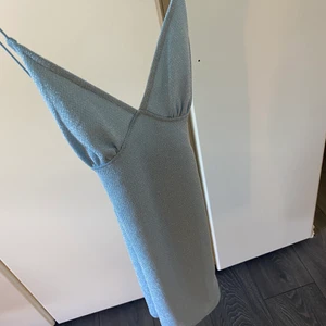 Blå klänning - blå glittrig klänning, helt ny med lappen kvar. Säljer på grund av att den inte kommer till användning.  