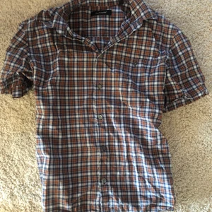 skjorta tshirt - en skjorta tshirt! jätte fin!!