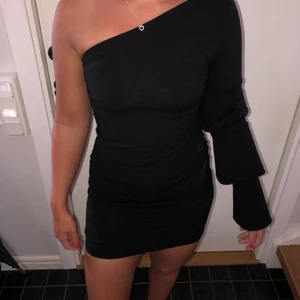 One shoulder klänning!! Snygg och elegant.  - Snygg klänning som passar för flera tillfällen. Säljs då den sitter ganska tajt. Köparen står för frakten☺️💕