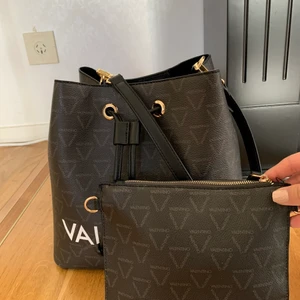 Valentino väska - Säljer min valentino väska som jag har använt bara två veckor! Köpt för 1295kr från zalando och säljer för 700kr. Priset går att diskuteras! 