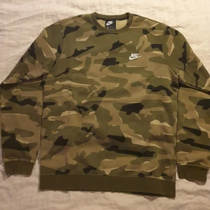Nike tröja "camouflage" Stl. M - Nike tröja med camouflage tryck säljs i storlek M. Tröjan kostade 600 kr som ny. Tröjan är i nyskick och har bara använts ett fåtal gånger. Lättast för mig att mötas i Stockholm men kan även frakta (köparen står för fraktkostnaden). Säljer för 300 kr men priset går att diskuteras. Hör av er för frågor eller fler bilder :)