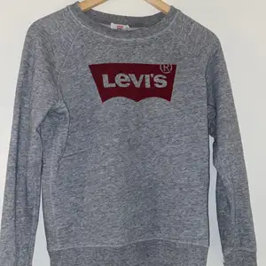 En långärmad grå Levis sweatshirt i storlek s upplever att den är lite mindre i storlek så om du är en xs vanligtvis passar den perfekt, ordinariepris 599kr sälejs för 120kr