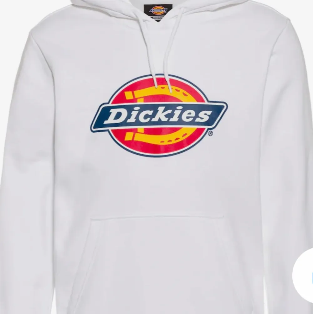 En vit dickies hoodie knappt använd, storlek M , den har tyvärr blivit superfläckig i tvätten, vet inte vad som hänt eller hur man får bort det, kan byta om de är så emot något litet eller sälja den super billigt 💕. Hoodies.