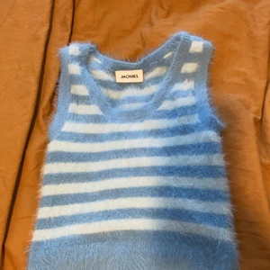 Väst från Monki  - Fluffig väst från monki, aldrig använd, blå och ljusblå 