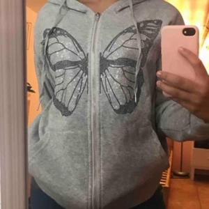 Rhinestone kofta - Säljer denna jätte fina Rhinstone koftan aldrig andvänt och i jätte bra skick!! Storlek xs men passar lite oversized💕