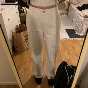 Manchester byxor  - Vita manchesterbyxor köpta på nakd. Endast använda 2 gånger så i fint skick. Storlek 38 och långa på mig som är 160 cm. Säljer för 250 kr inkl frakt. 