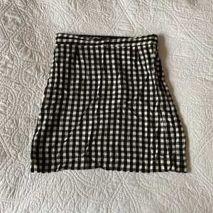 Rutig kjol - Söt rutig kjol i ett tunnare material! Strlk ’2’ men skulle översätta det till ca 36/38. Second hand skick men ren o fin!