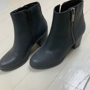 Svarta boots - Säljer mina svarta boots, storlek 39, aldrig använda då jag inte har kvar klänningen jag köpte de till.