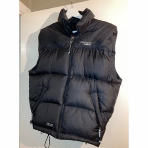 Svart everest väst - Svart everest väst // Svart puffer väst i strl S/M.  NY INFO: eftersom jag har väldigt många intresserade så blir det budgivning som slutar kl 18 tisdagen den 5/10 ❤️