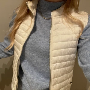 Väst - Vit väst från mango i storlek XS, knappt använd