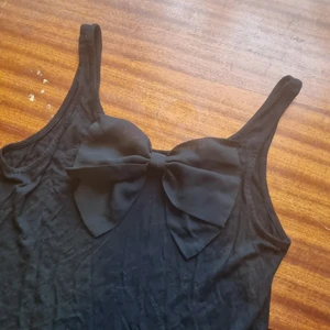 Rosett topp - Söt topp 36. 15 kr. samfraktar vid köp av flera varor för 66 kr 👍💕📦 obs! Först till kvarn på allt jag säljer!