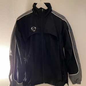 Nike jacka - Säljer denna då den ej kommer till användning, riktigt snygg🌹