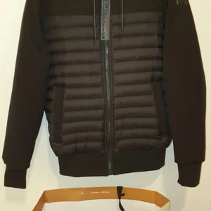 Äkta moose knuckles Jacka  - I skick som ny, använt endast 3 gånger                                          Köpt från Johnells, Örebro för 5000 kr men säljer för 3700kr, priset kan diskuteras vid snabb affär. Den är i storlek S men sitter som M. 