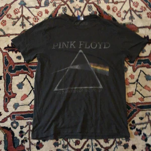 Pink Floyd tee - Pink Floyd tröja från H&M i hyfsat skick, size S 50kr