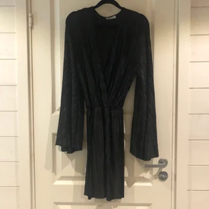 Playsuit - Svart pleated playsuit från NLY Trend. OBS! Playsuiten har korta ben, inte långa som på bilden men hittade ingen bra bild. Strl L 🖤