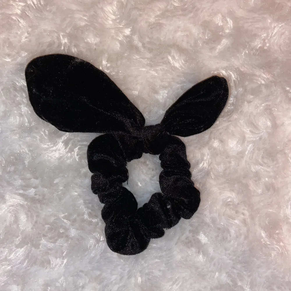 3- pack svarta scrunshis en stor tjock en bred smal och en med kanin öron 🖤 alla typ o använda 🤍🖤. Accessoarer.
