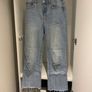 Straight jeans - Dessa jeans skulle jag mest säga lutar mer åt straight modellen, det är lite svårt att avgöra men det är bara att komma privat om du vill se de på🥰 det är en lite kortare modell, vilket jag kan tycka är fint. De är köpta från Lager 157 och har används ett antal gånger men är fortfarande i väldigt bra skick👍🏽 Det står inte heller vilken storlek men jag skulle säga att det kanske är en S (36) då den även passar mig som har 38 men är lite små. 119 + frakt