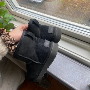 Ugg - Säljer nu mina ugg skor, skorna är som nya då jag knappt använt dom! Storlek 36, passar 37 🌈